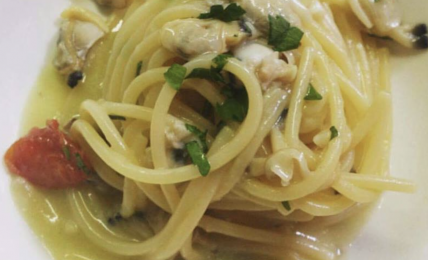 spaghetti-alla-pupatella,-tipico-della-tradizione-napoletana.-piatto-saporito-e-fresco