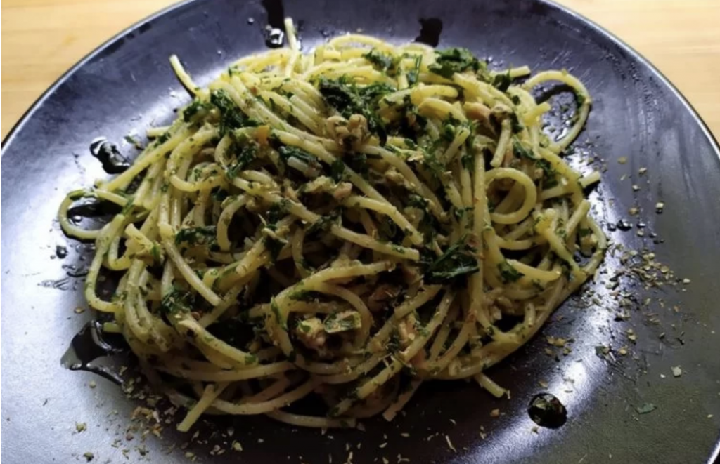 spaghetti-alla-crema-di-rucola-e-tonno,-semplici-e-saporiti-con-solo-tre-ingredienti