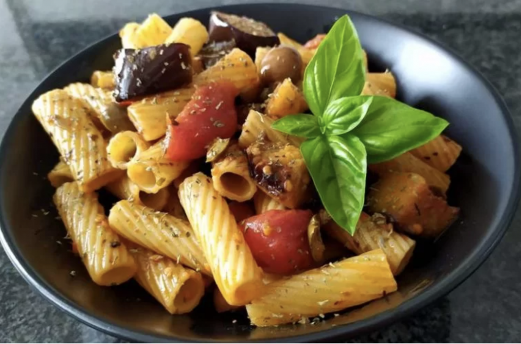 pasta-melanzane-e-olive,-la-ricetta-di-“casa-pappagallo”:-golosi-tortiglioni-con-un-sugo-saporito