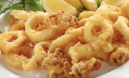frittura-di-calamari-al-forno:-il-trucco-per-farli-gustosi-e-croccanti-senza-sporcare-e-senza-odori