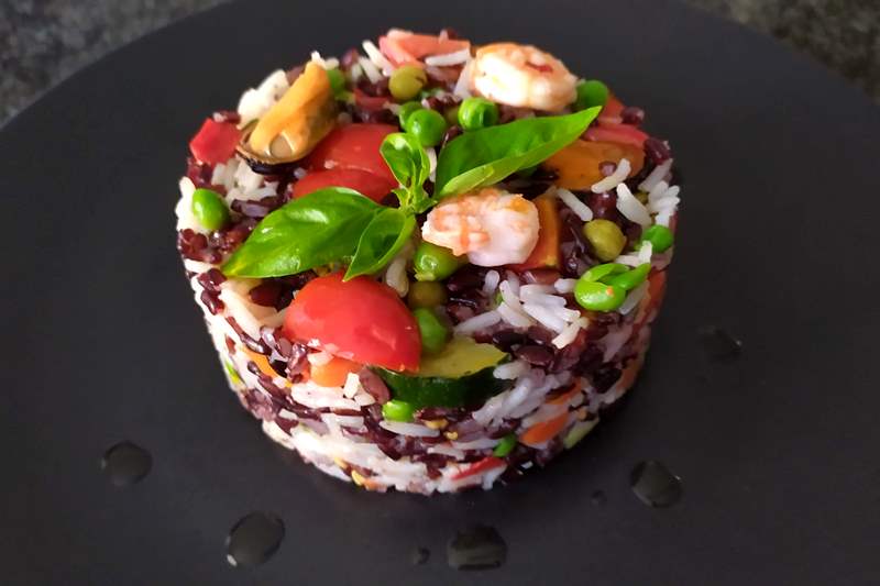 riso-verdure-e-frutti-di-mare,-semplicissimo-e-pronto-con-pochi-ingredienti-per-pranzi-e-cene-leggere
