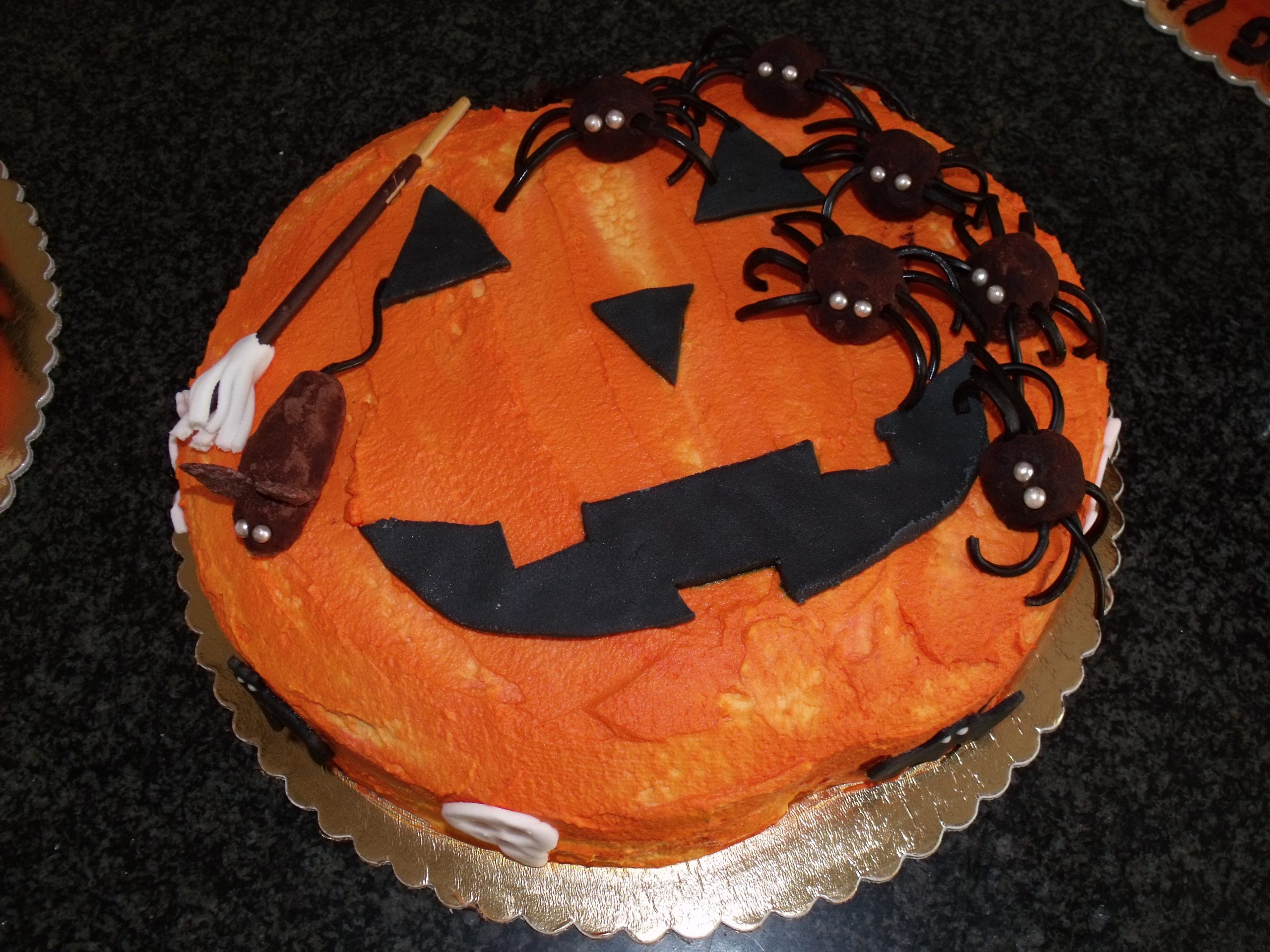 torta-di-halloween,-come-una-zucca-intagliata,-decorata-con-dolcetti-della-festa:-ecco-come-preparare-questa-simpatica-torta.