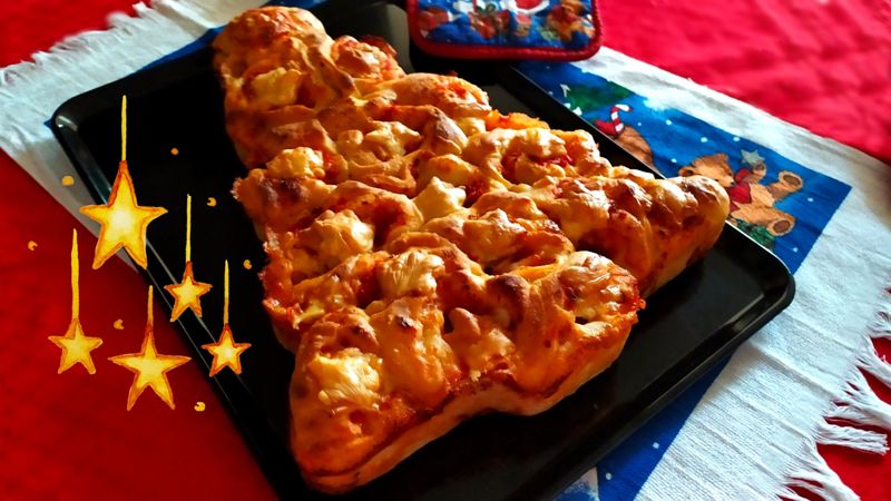 torta-di-pizza-natalizia:-uno-squisito-antipasto-di-rotoli-di-pizza,-a-forma-di-albero-di-natale,-pronta-in-5-minuti