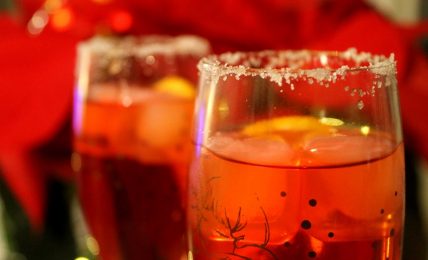 cocktail-rosso,-l’aperitivo-di-natale:-gli-ingredienti-per-una-serata-briosa-con-un-tocco-magico