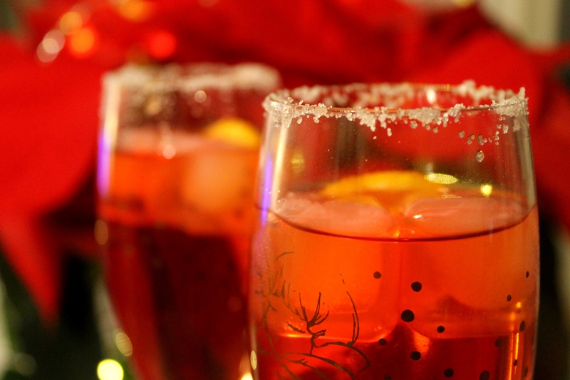 cocktail-rosso,-l’aperitivo-di-natale:-gli-ingredienti-per-una-serata-briosa-con-un-tocco-magico
