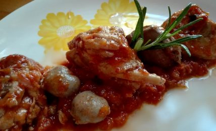 coniglio-al-sugo,-il-gustoso-ed-aromatico-secondo-di-carne-per-il-pranzo-della-domenica