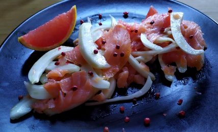 insalata-di-salmone-e-finocchi,-con-pompelmo-rosa,-fresca-e-leggera,-per-l’antipasto-della-vigilia