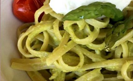 pasta-con-crema-di-asparagi,-ricotta-e-pomodorini,-per-un-fresco-e-gustoso-primo-piatto