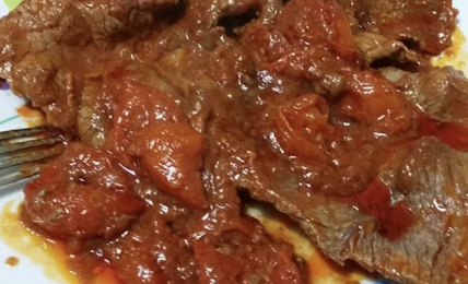carne-alla-pizzaiola-di-marisa-laurito,-la-vera-ricetta-napoletana:-“il-mio-trucco-per-un-sugo-tiratissimo”