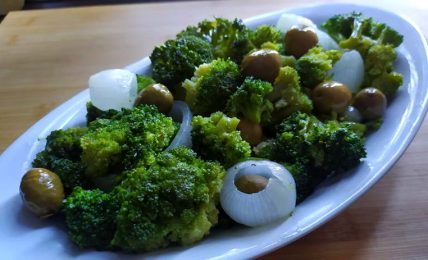 broccoli-in-padella-con-cipolla-e-olive,-un-contorno-sfizioso-e-saporito