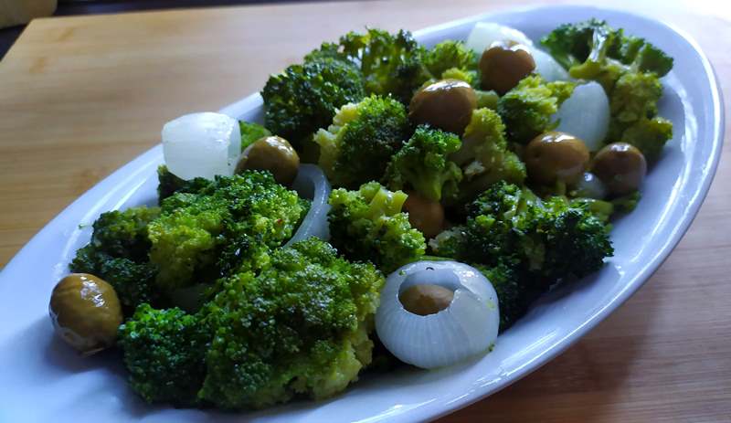 broccoli-in-padella-con-cipolla-e-olive,-un-contorno-sfizioso-e-saporito