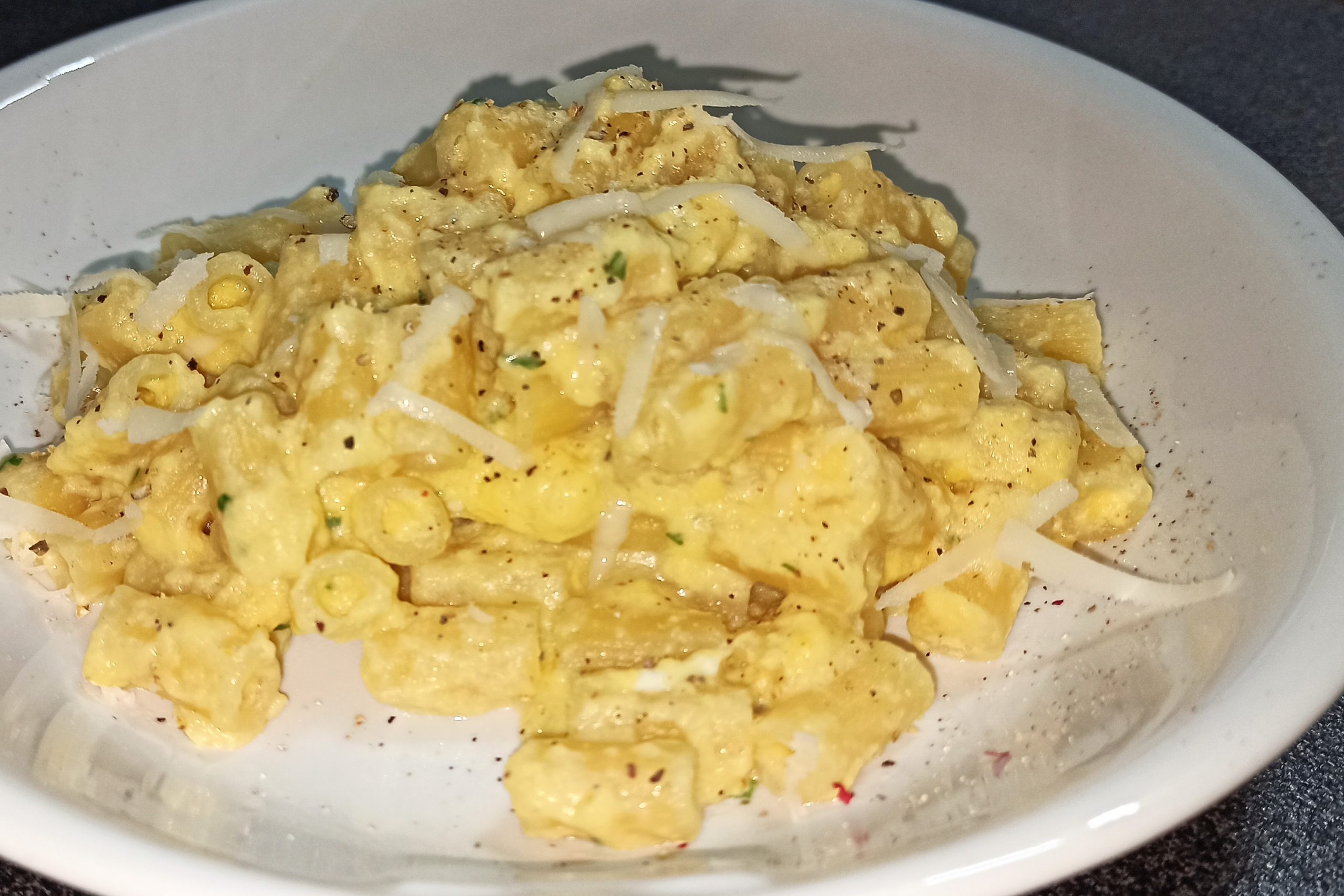 pasta-“cas-e-ov-”-cacio-e-uova,-la-tipica-napoletana-fatta-con-due-ingrediente-e-pronta-in-10-minuti