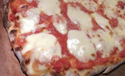 la-pizza-napoletana,-la-ricetta-vera-spiegata-da-sorbillo:-ecco-il-trucco-per-soffice-e-alta-con-il-forno-di-casa