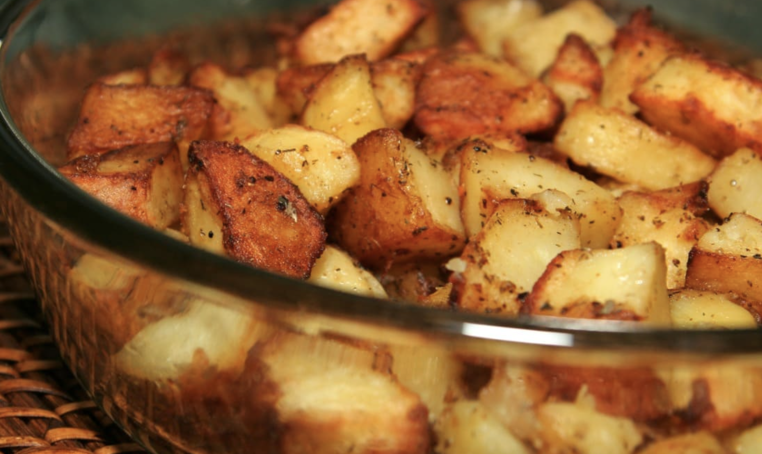 patate-al-forno-che-sembrano-fritte:-svelato-il-trucco-per-farle-croccanti-e-leggere,-ecco-cosa-mettere-nel-forno