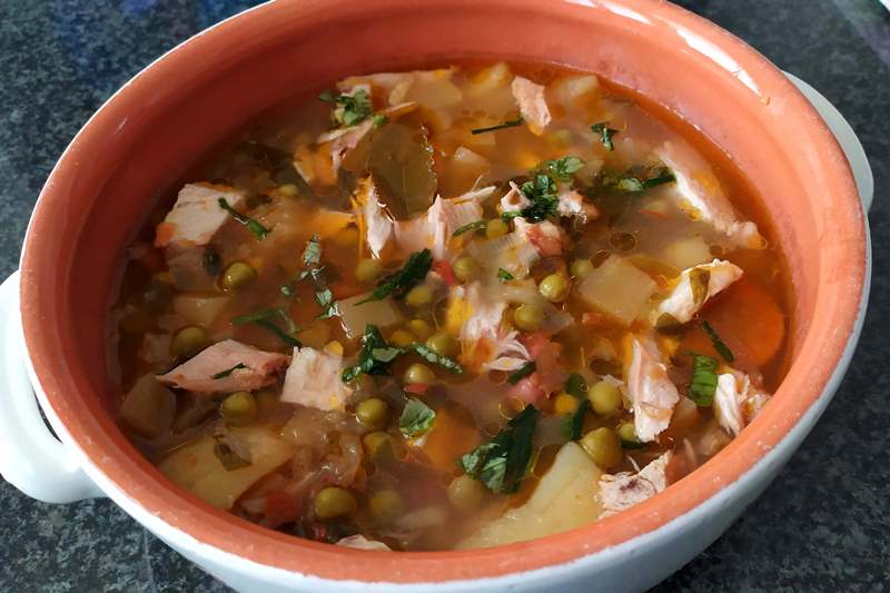 zuppa-di-pollo-con-verdure-miste,-calda-e-profumata,-per-le-ultime-cene-invernali