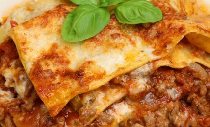 la-lasagna-di-carnevale-di-marisa-laurito,-morbidissima:-la-ricetta-tradizionale-per-un-piatto-che-si-scioglie-in-bocca