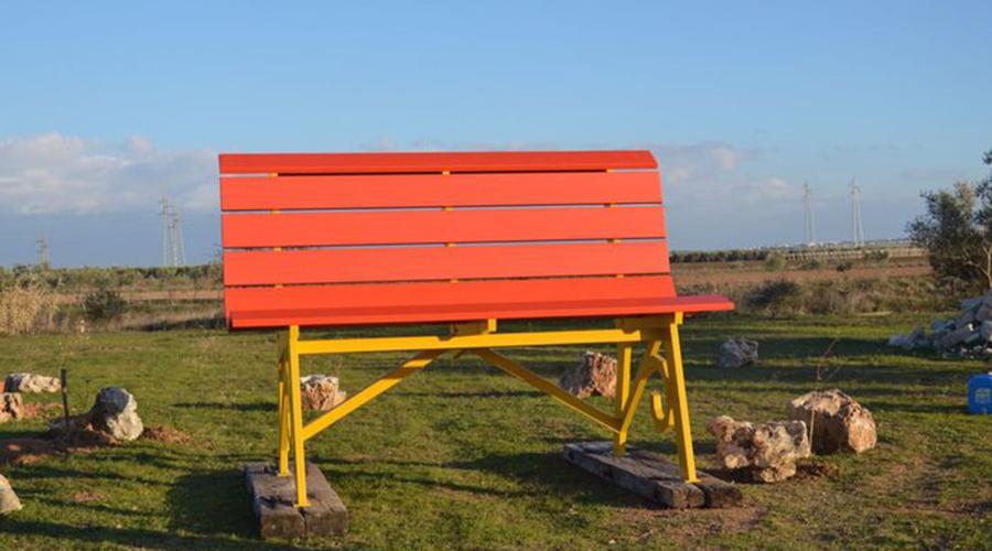 big-bench,-installata-a-taranto-la-prima-panchina-gigante