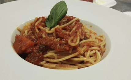 spaghetti-chic-al-pomodoro-di-alessandro-borghese,-il-segreto-dello-chef:-“aggiungo-lo-zucchero-di-canna,-ecco-come”