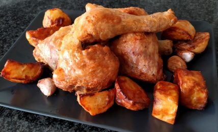 pollo-e-patate-croccanti-in-friggitrice-ad-aria,-i-trucchi-per-non-seccare-la-carne