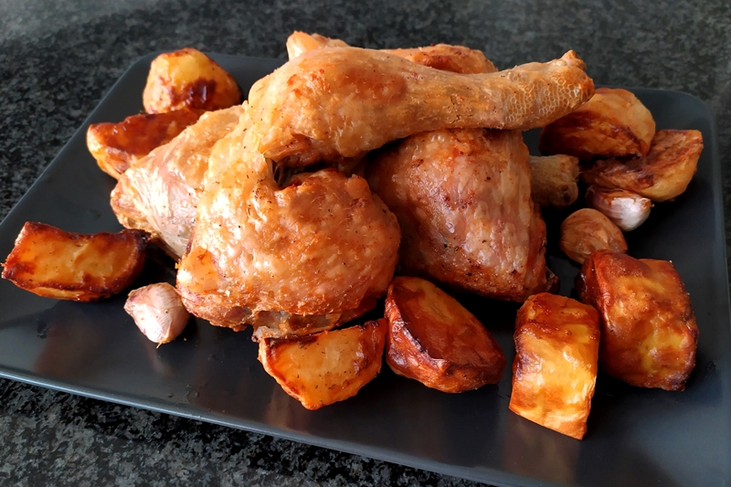 pollo-e-patate-croccanti-in-friggitrice-ad-aria,-i-trucchi-per-non-seccare-la-carne