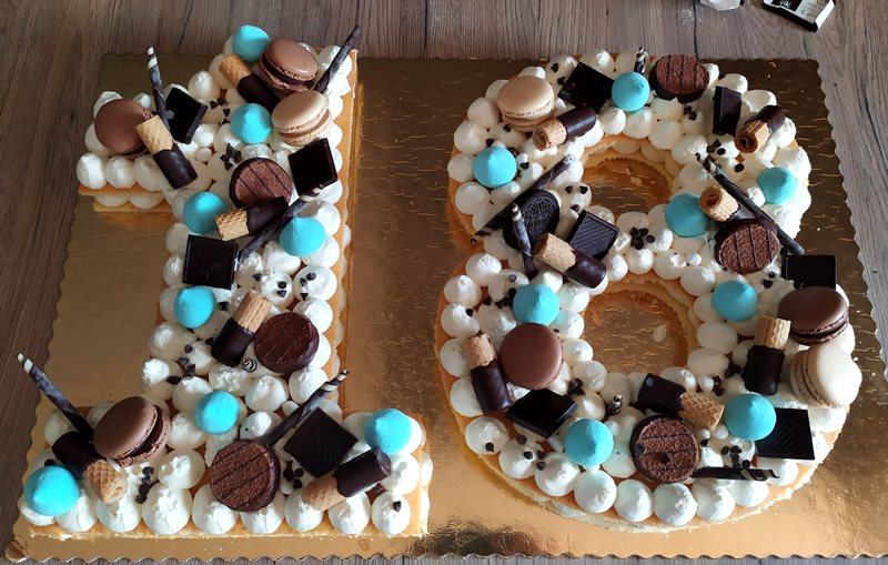 cream-tart-con-pasta-biscuit,-la-moda-per-fare-le-torte-di-compleanno-“con-gli-anni”-in-maniera-facile-e-veloce
