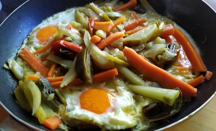 verdure-miste-in-padella-con-uova,-il-piatto-unico-gustoso-ed-economico
