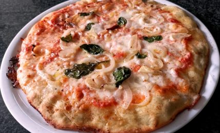 pizza-aglio-olio-e-peperoncino,-si-cuoce-in-poco-tempo-ed-e-adatta-a-cene-e-spuntini-veloci