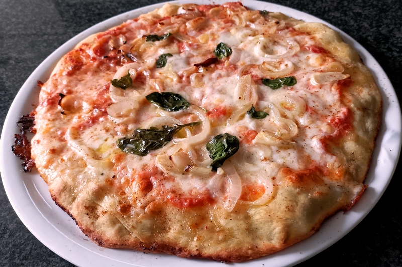 pizza-aglio-olio-e-peperoncino,-si-cuoce-in-poco-tempo-ed-e-adatta-a-cene-e-spuntini-veloci