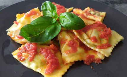 ravioli-ricotta-e-spinaci-al-pomodoro:-la-semplicita-in-tavola