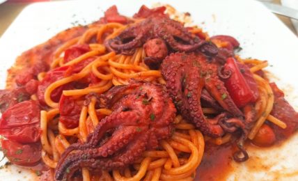 spaghetti-con-il-“purpetiello”-(-polipetti-veraci),-la-ricetta-originale-napoletana-con-i-segreti-della-nonna