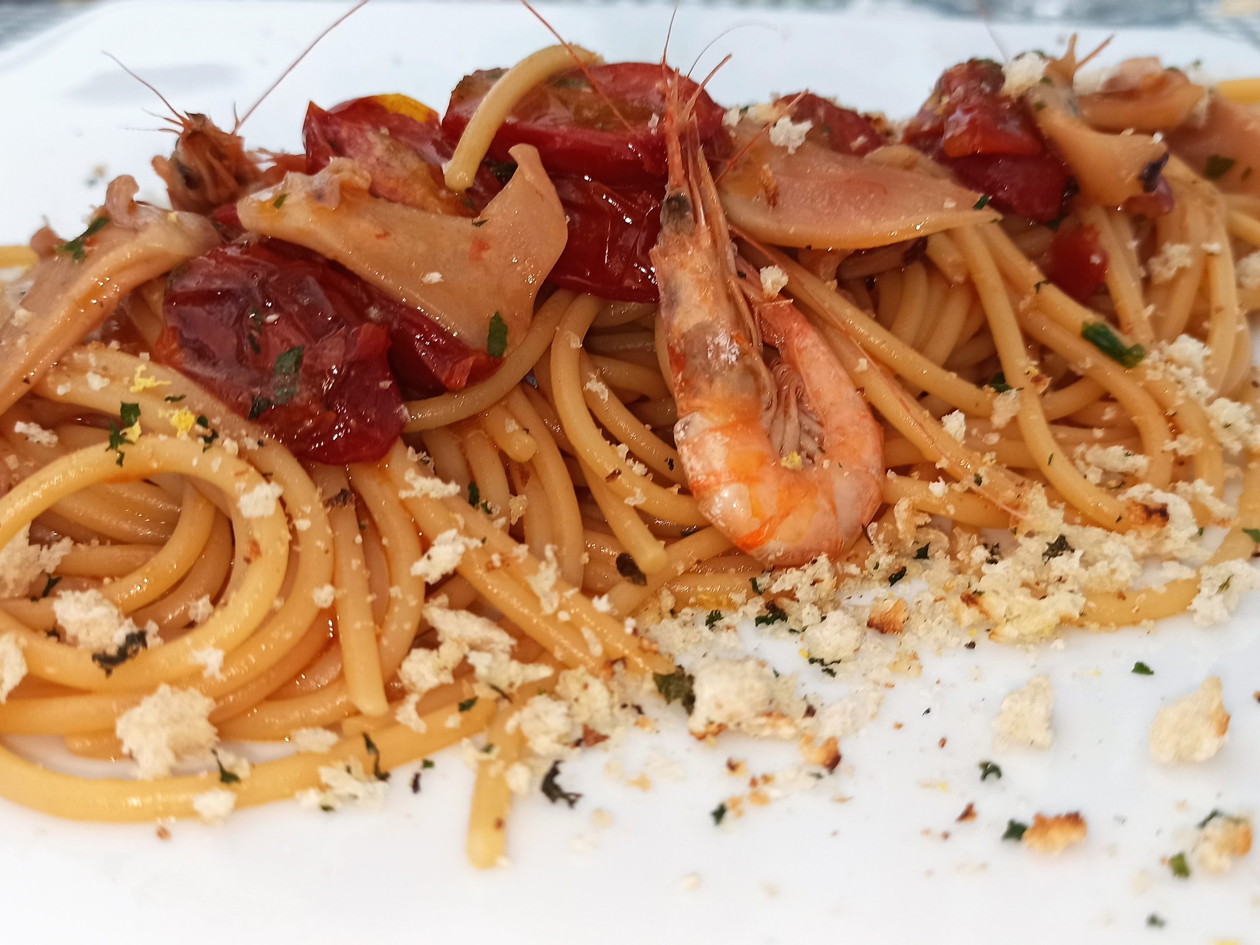 spaghetti-al-misto-di-mare-e-pomodorini-confit,-la-cena-estiva-perfetta-e-fresca