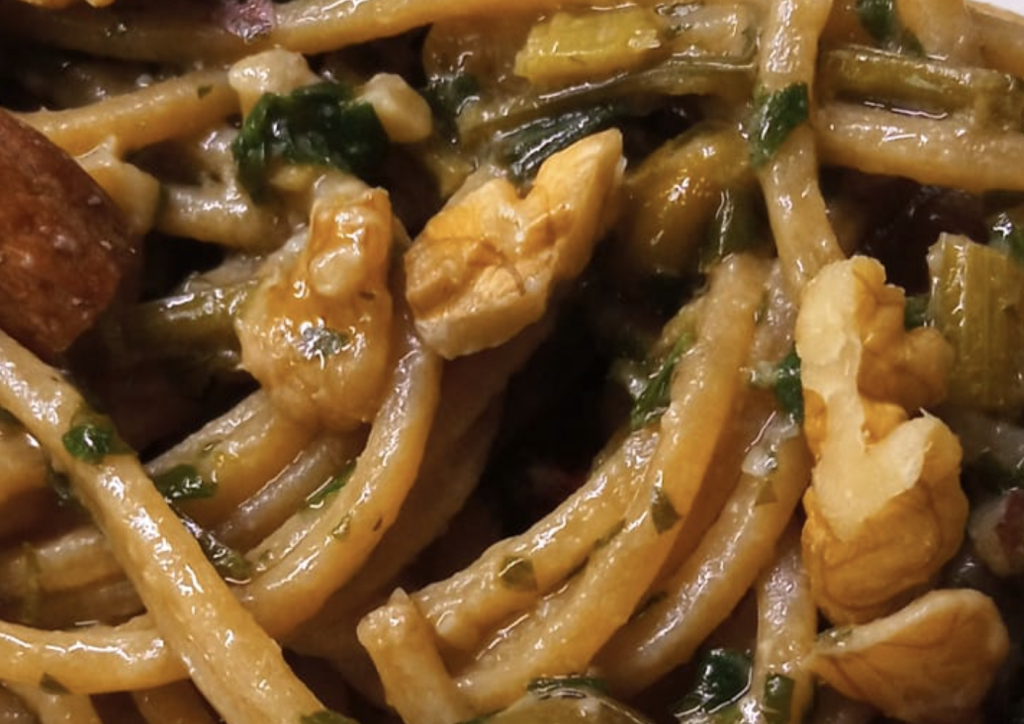 spaghetti-interrati,-il-piatto-tipico-della-costiera-amalfitana:-profumatissimi.-la-ricetta-tradizionale