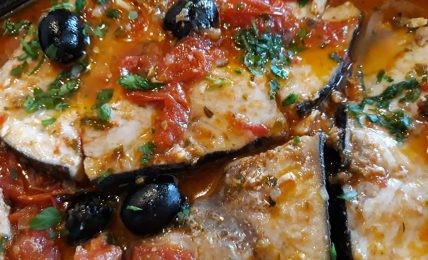 pesce-spada-alla-ghiotta,-la-ricetta-tradizionale-siciliana-facilissima:-il-segreto-della-nonna-catanese-per-farlo-tenero-e-succoso