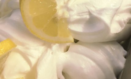 il-sorbetto-al-limone,-fresco-cremoso-e-senza-gelatiera:-solo-tre-ingredienti-e-pronto-in-poco-tempo