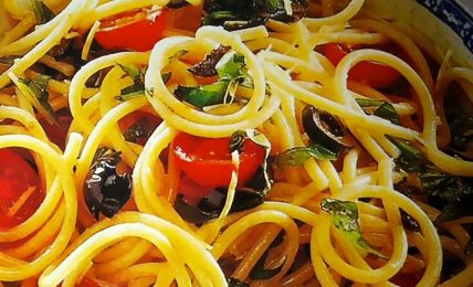 insalata-di-spaghetti,-il-segreto-per-farla-piu-buona-della-classica-di-pasta:-“si-aggiunge-un-cucchiaio-di-questo-ingrediente”