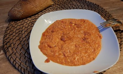 la-pomodorata,-il-piatto-antico-maremmano-la-ricetta-tradizionale-della-nonna-con-salsa,-uova-e-pan-grattato.-una-bonta