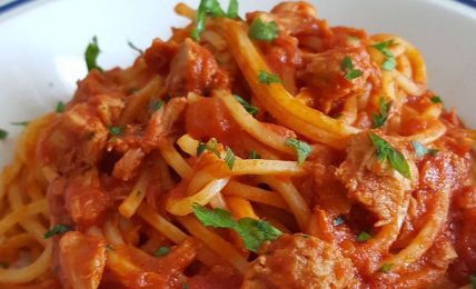 spaghetti-alla-fanese,-il-primo-pronto-in-15-minuti.-il-segreto-della-tradizione-siciliana-per-un-sugo-col-tonno-in-scatola-super-goloso