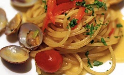 spaghetti-alle-vongole-di-sofia-loren,-come-li-faceva-mamma.-“un-sugo-tirato-e-saporito-proprio-come-la-tradizione”