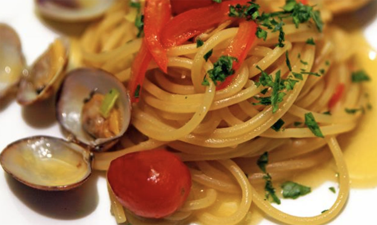 spaghetti-alle-vongole-di-sofia-loren,-come-li-faceva-mamma.-“un-sugo-tirato-e-saporito-proprio-come-la-tradizione”