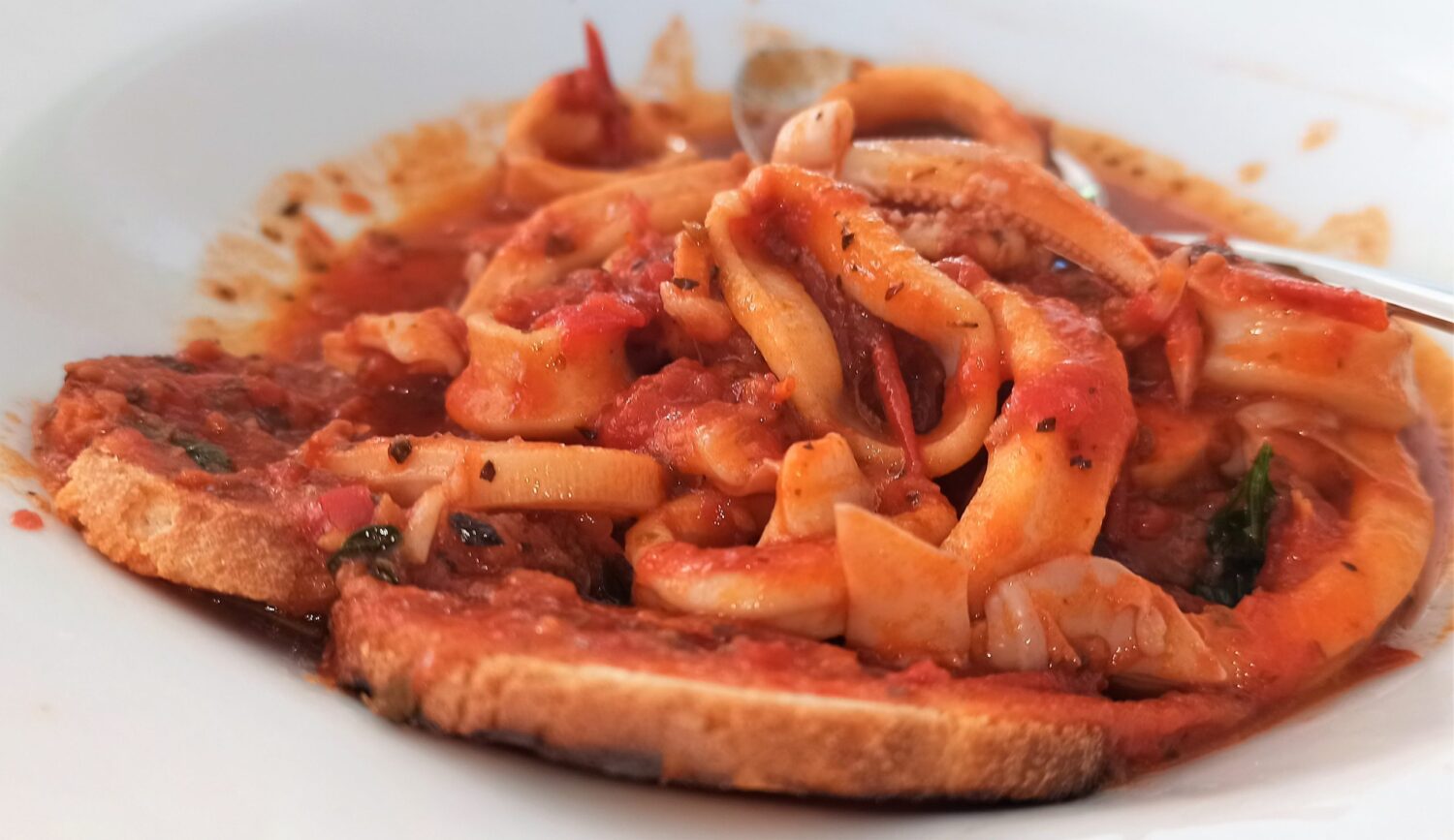 calamari-alla-pizzaiola,-il-secondo-estivo-velocissimo-e-goloso.-piu-saporiti-dei-fritti-con-i-segreti-della-tradizione-napoletana