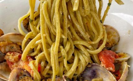 spaghetti-alle-vongole-pacchetelle-alla-napoletana,-piu-buoni-e-cremosi-dei-classici-con-l’aggiunta-di-due-ingredienti-segreti