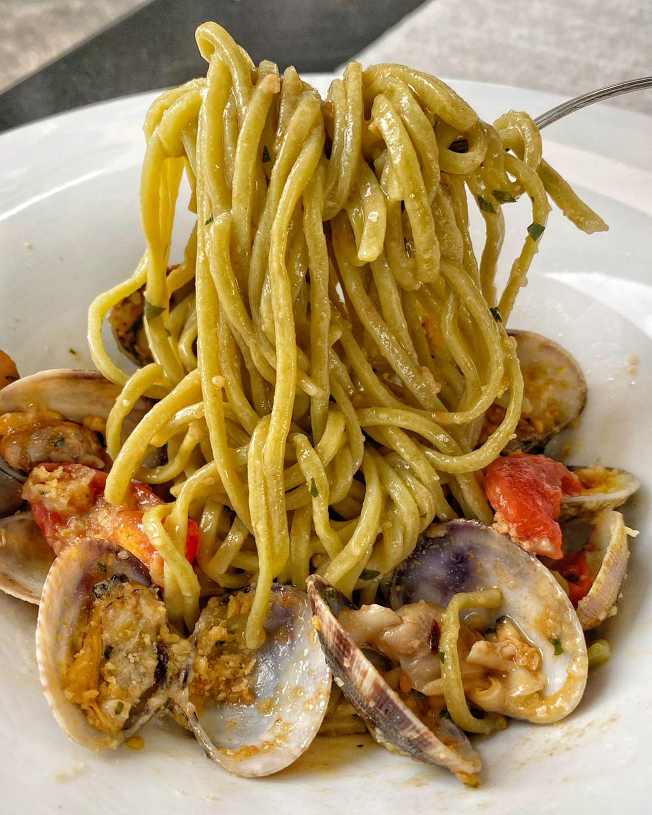 spaghetti-alle-vongole-pacchetelle-alla-napoletana,-piu-buoni-e-cremosi-dei-classici-con-l’aggiunta-di-due-ingredienti-segreti