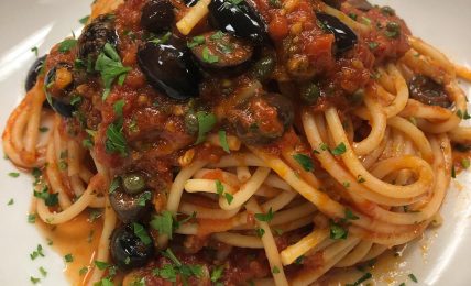 spaghetti-alla-zingara,-la-ricetta-tradizionale-calabrese-piu-buona-della-puttanesca.-il-primo-buonissimo-che-si-prepara-in-10-minuti