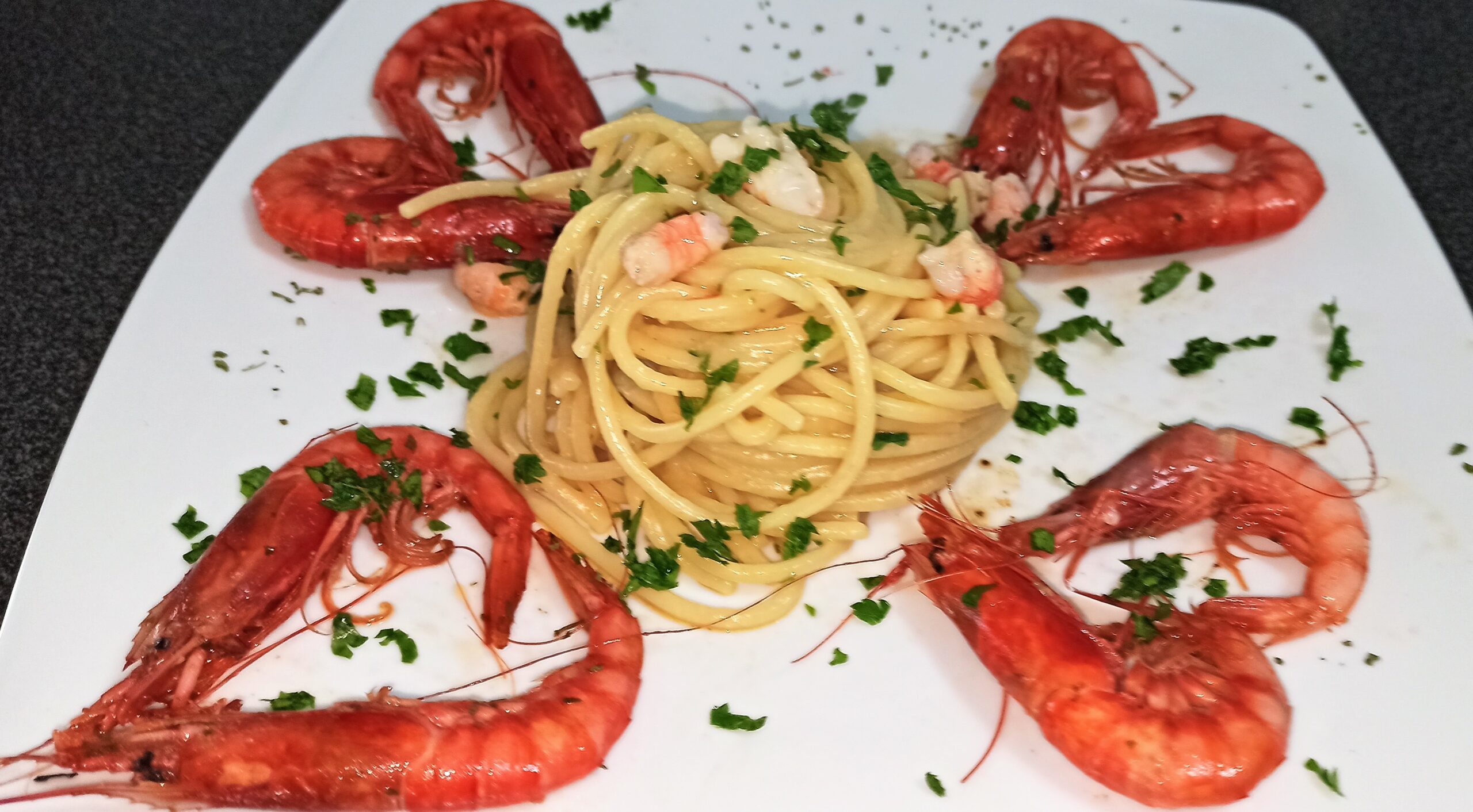 spaghetti-al-mare-di-sicilia,-la-ricetta-con-i-gamberi-buona-e-cremosa.-il-segreto-della-nonna:-“uso-lo-schiacciapatate”