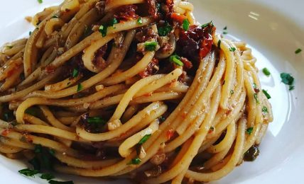 spaghetti-alla-turiddu,-altro-che-aglio-e-olio-e-peperoncino.-la-ricetta-siciliana-pronta-in-10-minuti-piu-buona-che-c’e