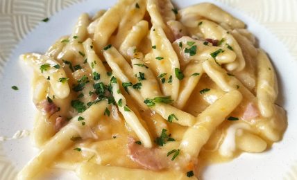 pasta-e-patate-alla-vesuviana,-piu-cremosi-dei-classici-con-la-ricetta-tradizionale-napoletana.-pronti-subito-per-un-pranzo-veloce-e-goloso