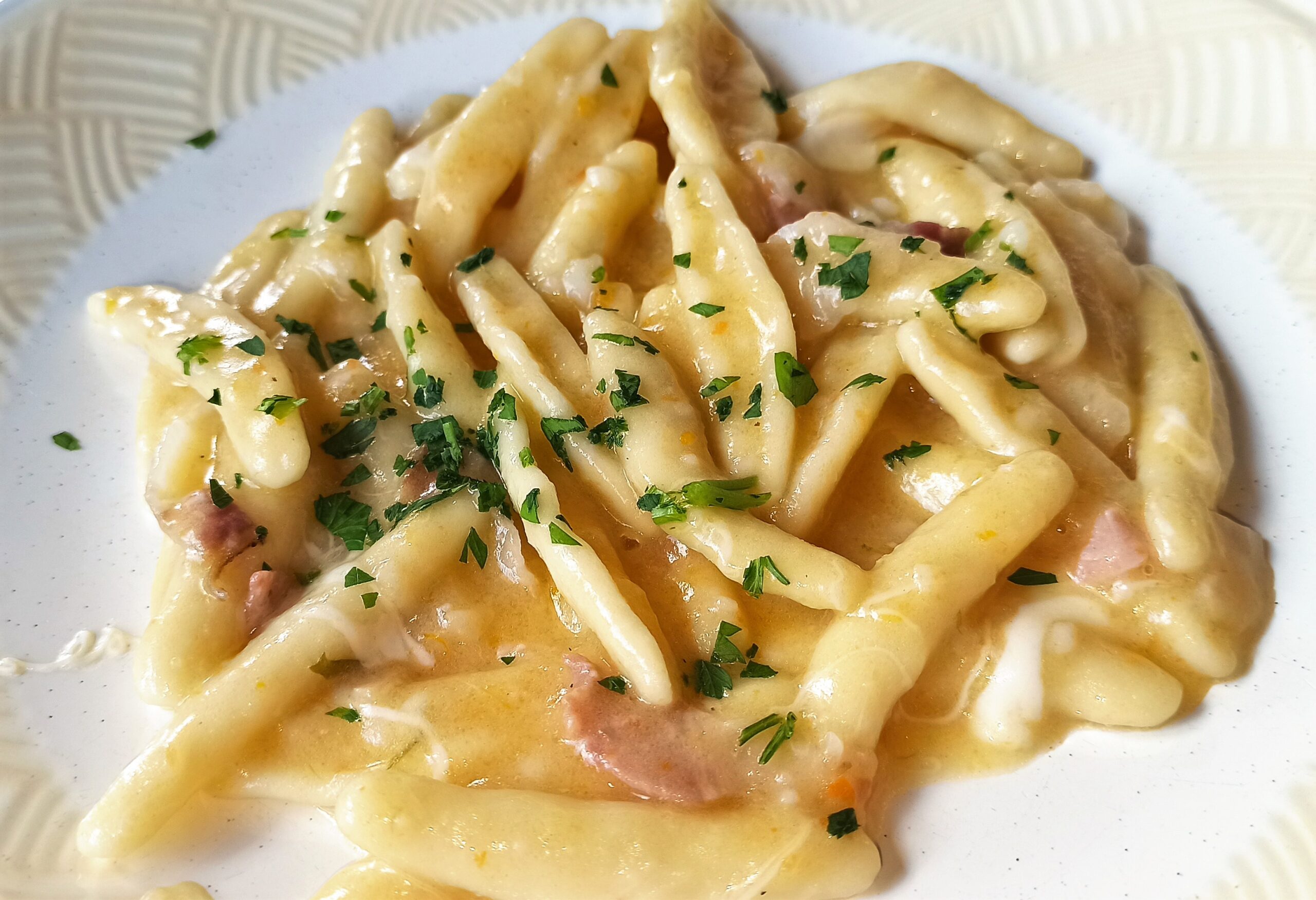 pasta-e-patate-alla-vesuviana,-piu-cremosi-dei-classici-con-la-ricetta-tradizionale-napoletana.-pronti-subito-per-un-pranzo-veloce-e-goloso