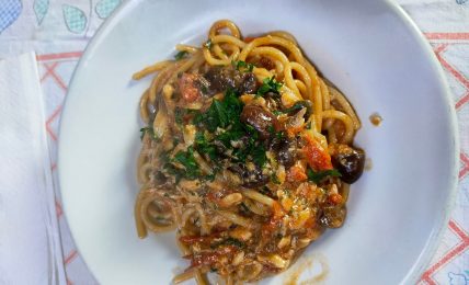 spaghetti-alla-eoliana,-la-ricetta-antica-dell’isola-siciliana-con-il-ragu-al-tonno-in-scatola.-si-prepara-in-10-minuti,-cremoso-e-facile