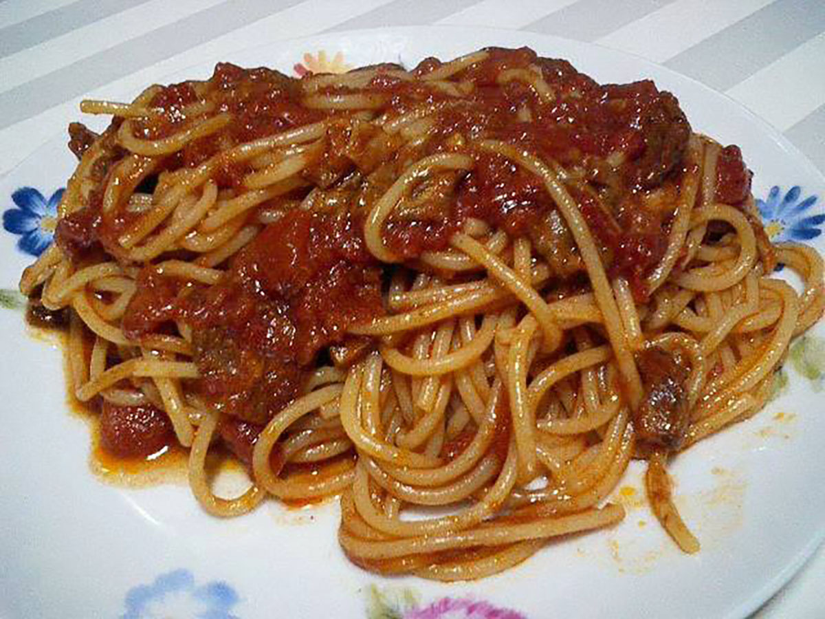 spaghetti-alla-disperata:-quando-la-voglia-di-stare-ai-fornelli-non-c’e.-piu-buoni-della-puttanesca-e-piu-veloci-e-facili