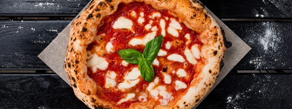 Quando è nata la pizza? Tra tradizioni e leggende, ecco la storia millenaria del piatto simbolo d’Italia